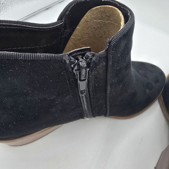 Amazon Essentials Women's Microsuede Ankle Boots, Black, Size 7 Aola - Picture 6 of 8